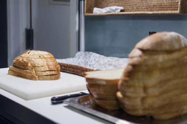 Pão fatiado na mesa da cozinha