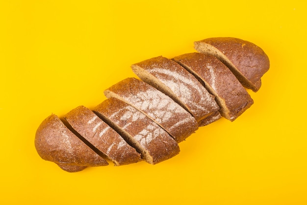 Pão fatiado para o jantar em um fundo amarelo