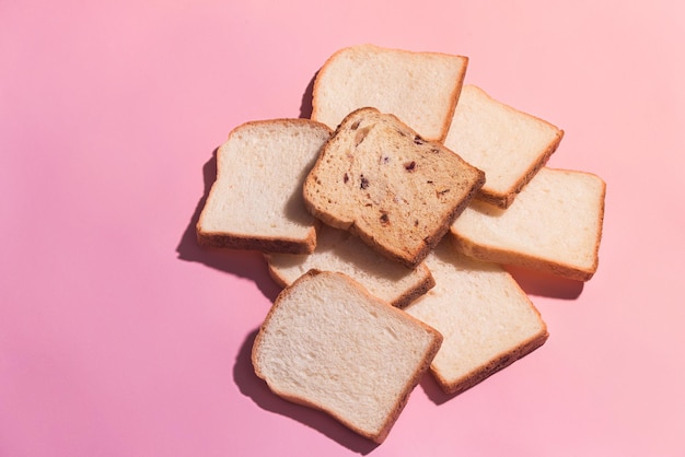 Pão fatiado para torrar isolado no fundo rosa Fechar a vista superior