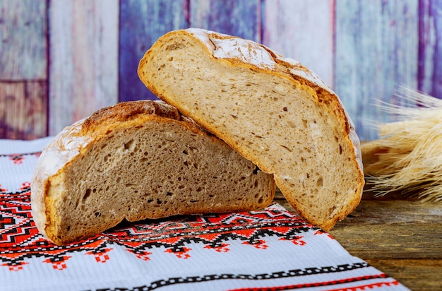 Pão fatiado recém-assados no rústico na mesa de madeira bordado ucraniano