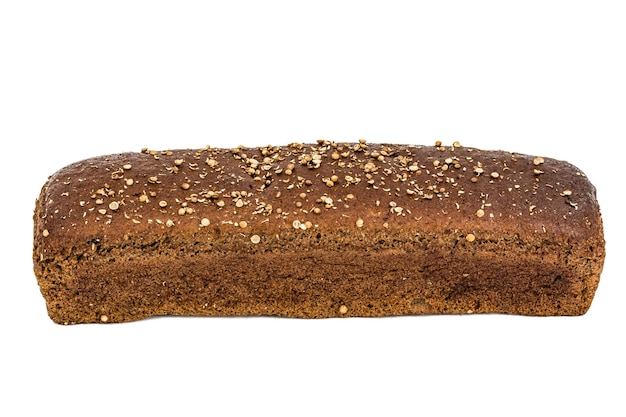 Pão feito de farinha escura isolado em fundo branco