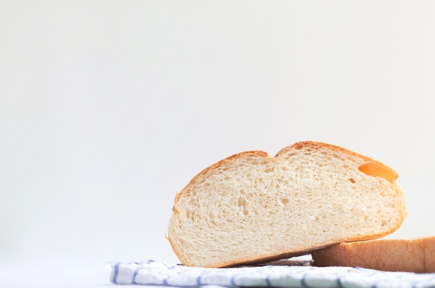 Foto pão feito home fresco no fundo branco da tabela com guardanapo.