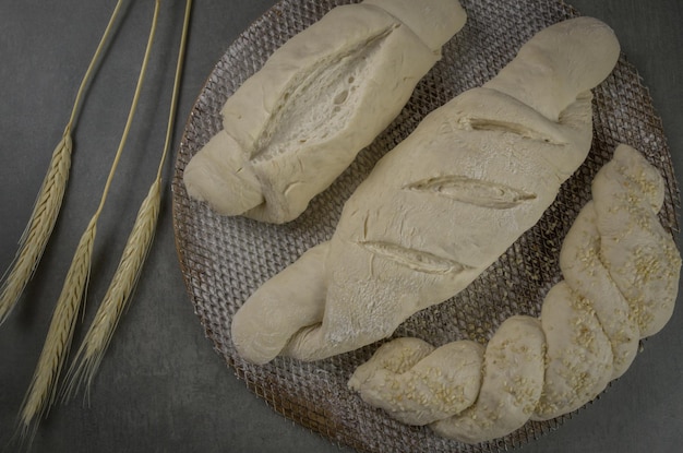 Pão fermentado fundo cinza com flor de trigo seca