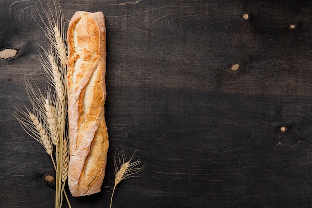 Pão francês de baguete de vista superior com espaço de trigo e cópia