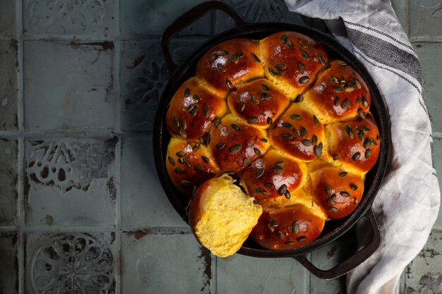 Pão francês de brioche de abóbora caseiro com sementes e um pano de cozinha