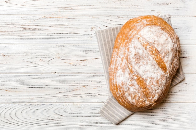 Pão francês delicioso recém-assado com guardanapo na mesa rústica vista superior Pão branco saudável