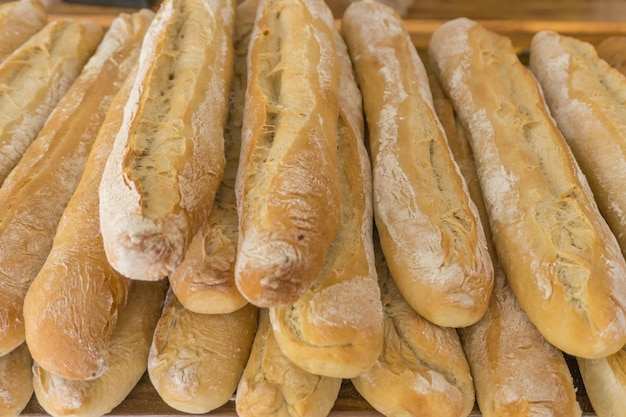 Foto pão francês em mesa rústica, pão francês