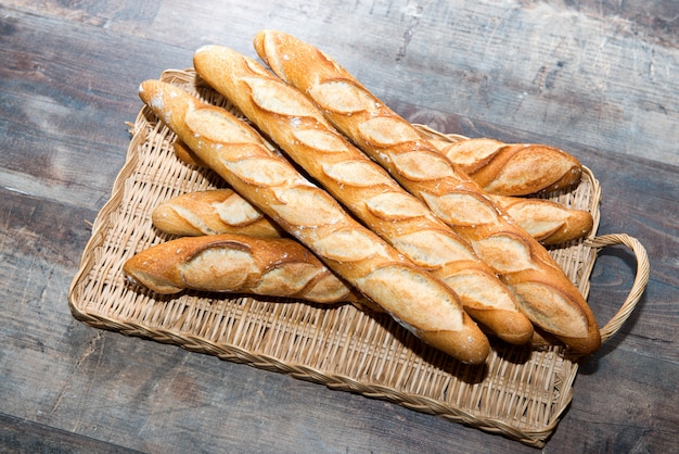 Pão francês em uma mesa rústica