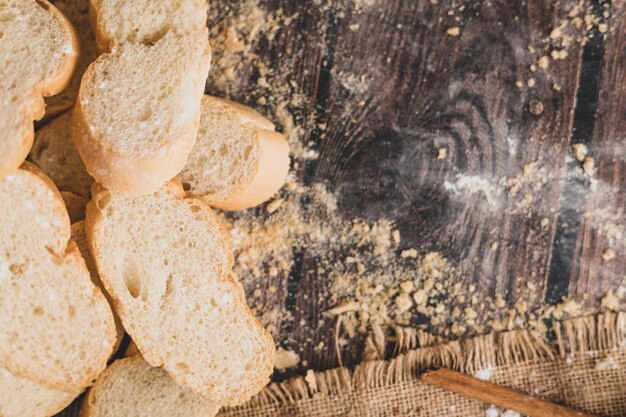 Pão francês fatiado na madeira