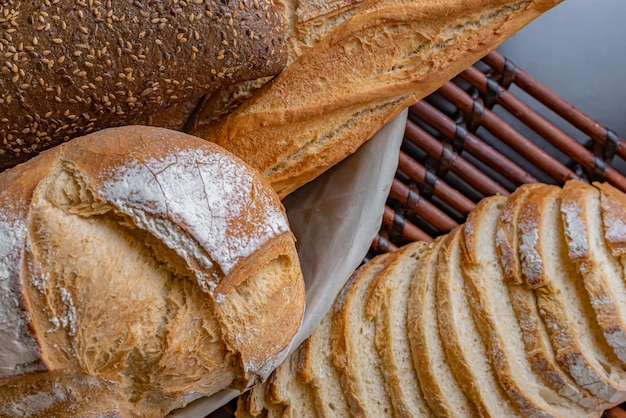 Pão francês fresco na cesta