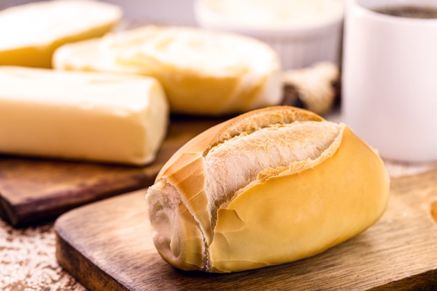 Pão francês, pão brasileiro servido quente, com manteiga e café. Lanche da tarde