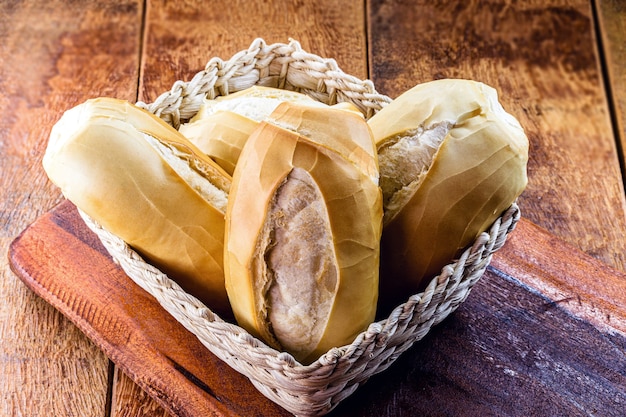 Pão francês, pão salgado típico consumido diariamente no brasil.