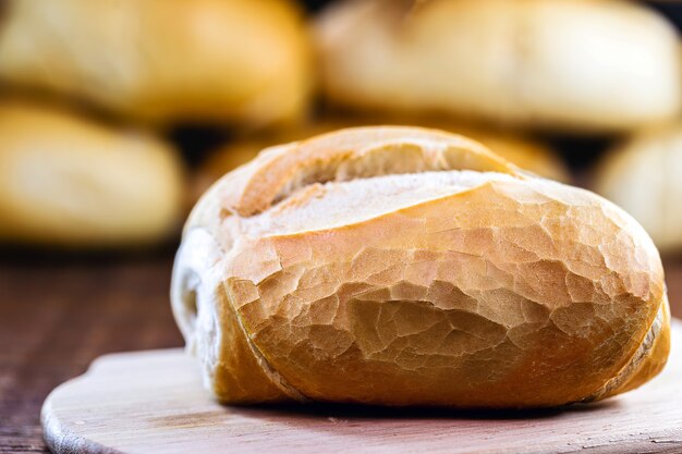 Pão francês, pão salgado típico consumido diariamente no Brasil.