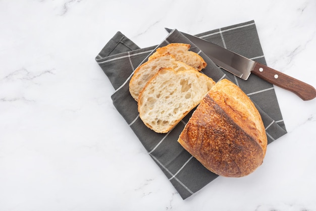 Pão francês sem fermento na mesa branca