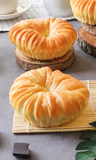 Pão fresco ainda vida na mesa de madeira