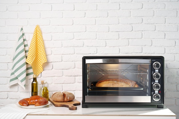 Foto pão fresco assado no mini forno na cozinha