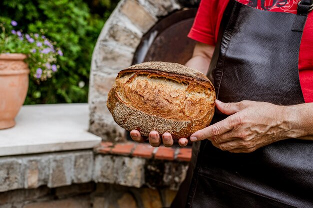 Pão fresco caseiro na mão de baker39s