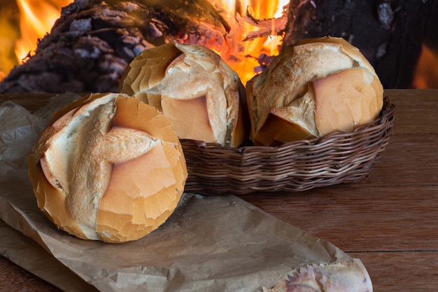 Pão fresco com fogo desfocado