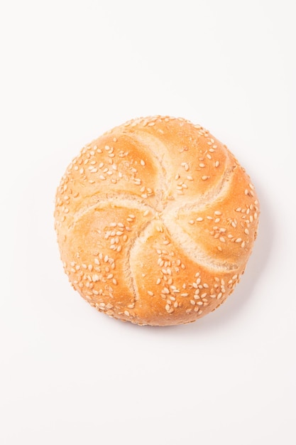 Pão fresco com sementes em um fundo de mesa branca. padaria. conceito de segurança alimentar.