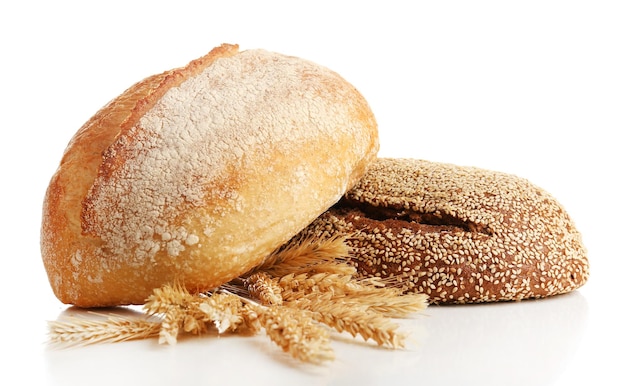 Pão fresco com trigo isolado em branco