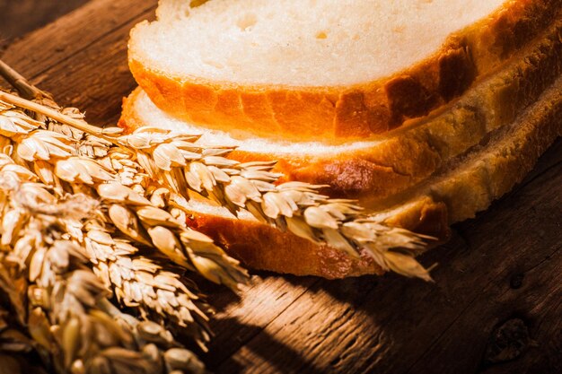 Pão fresco cortado em uma placa de madeira