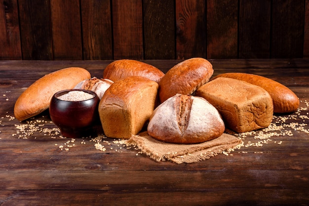 Pão fresco cozido em um marrom de madeira