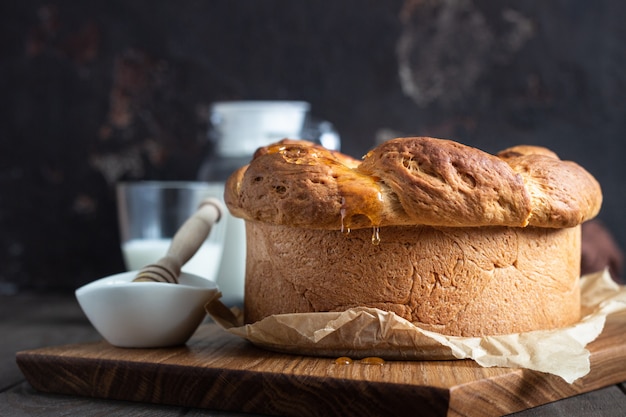 Pão fresco de brioche com requeijão e recheio de passas.