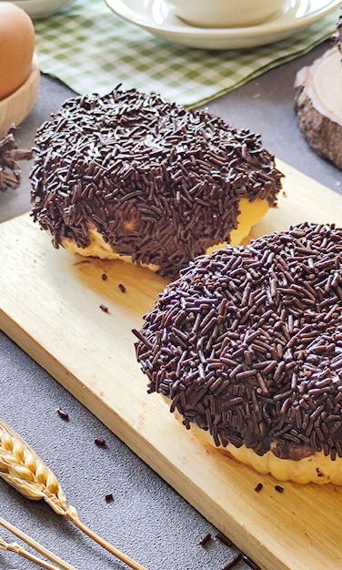 Pão fresco de chocolate na mesa de madeira