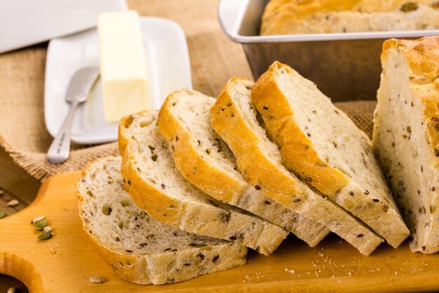 Pão fresco de fermento fermentado semeado na mesa.