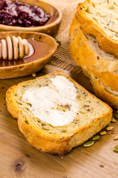 Pão fresco de fermento fermentado semeado na mesa.