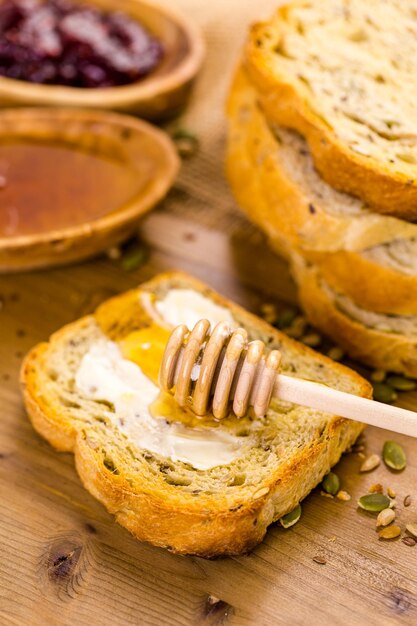 Pão fresco de fermento fermentado semeado na mesa.