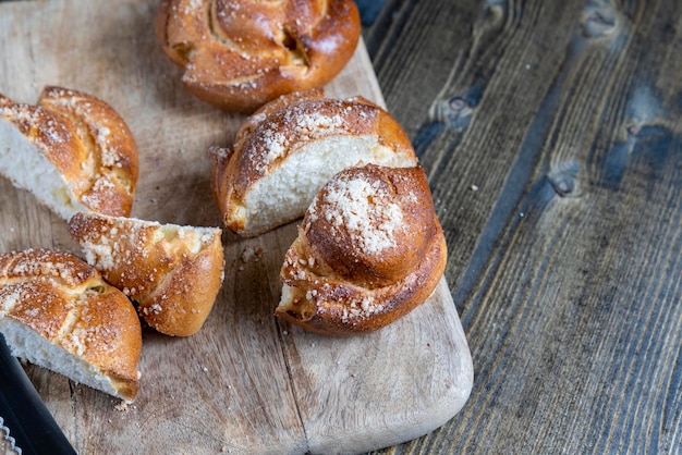 Pão fresco de trigo com recheio cortado em pedaços Pão com recheio de doce de coco cortado em pedaços