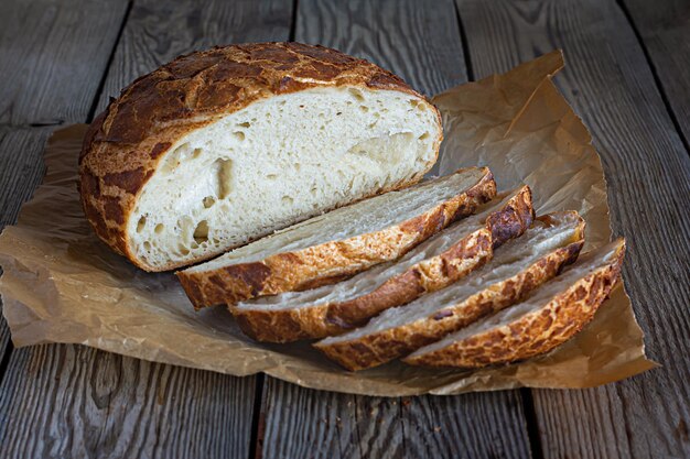 Pão fresco e crocante Tiger Dutch com uma deliciosa crosta bonita e maravilhoso sabor caseiro