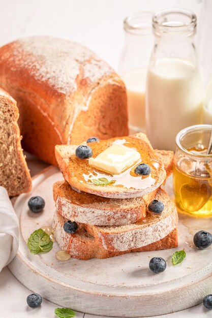 Pão fresco e delicioso com mel e frutas frescas