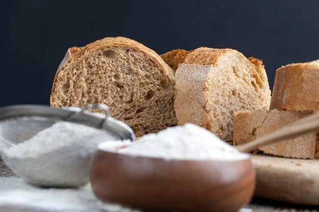 Pão fresco e delicioso feito de farinha e outros produtos naturais