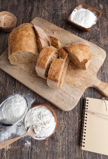 Pão fresco e delicioso feito de farinha e outros produtos naturais