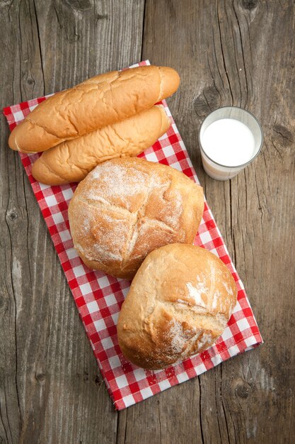 Pão fresco e leite