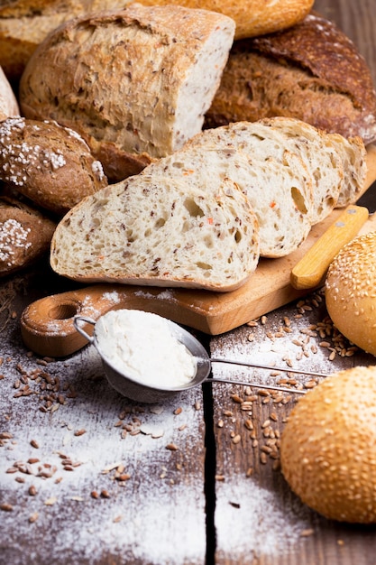 pão fresco e trigo na madeira