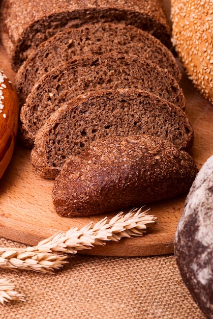 pão fresco e trigo na serapilheira
