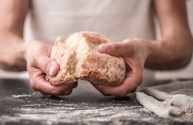 pão fresco em mãos closeup na