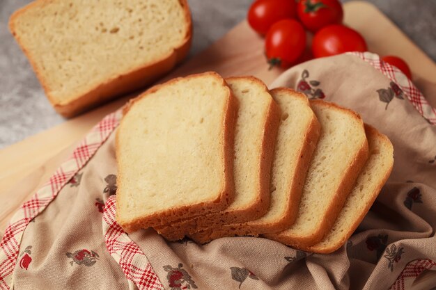 Pão fresco em pedaços