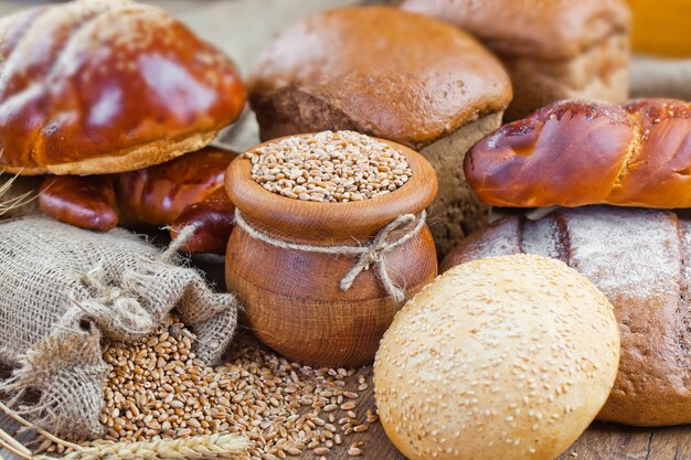 Pão fresco em um fundo antigo com acessórios de cozinha em cima da mesa