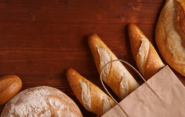 Pão fresco em um saco de papel. conceito de pequena padaria com pão aromatizado sem glúten