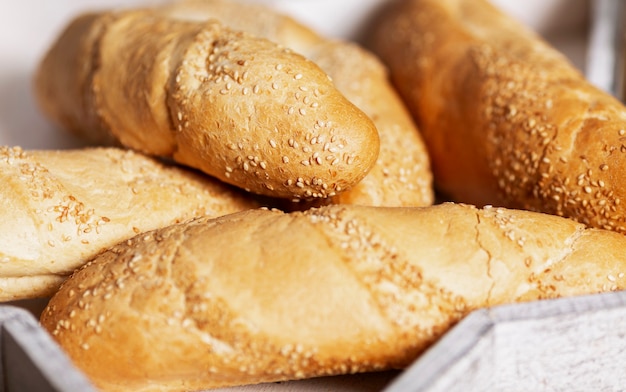 Pão fresco em uma cesta de madeira. Fechar-se.