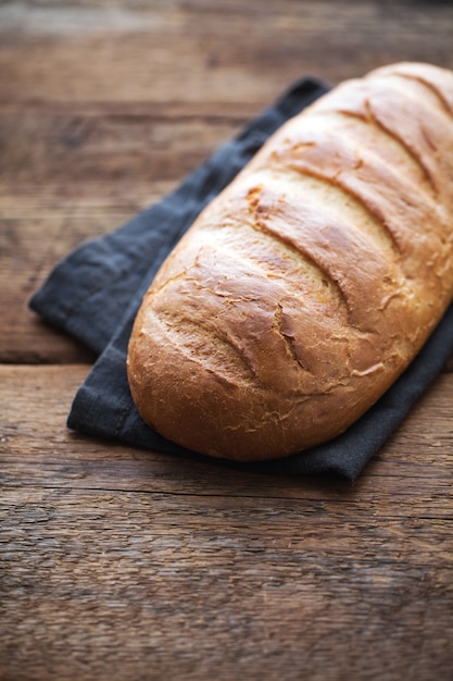 Pão fresco em uma velha mesa de madeira rústica