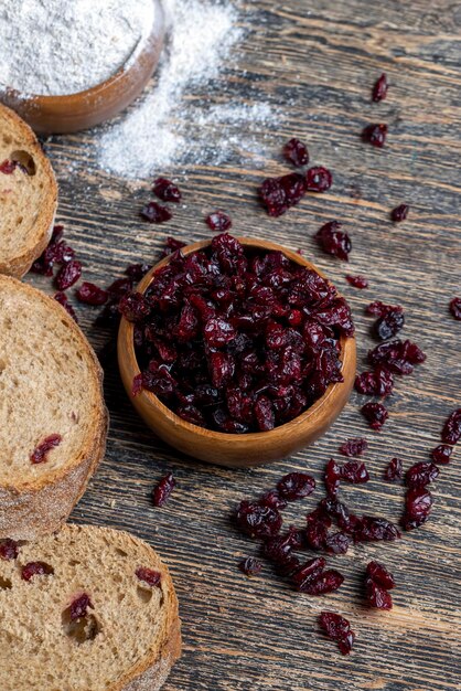 Foto pão fresco feito de farinha e cranberries secas