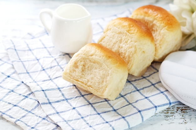 Foto pão fresco feito em casa na mesa branca com guardanapo