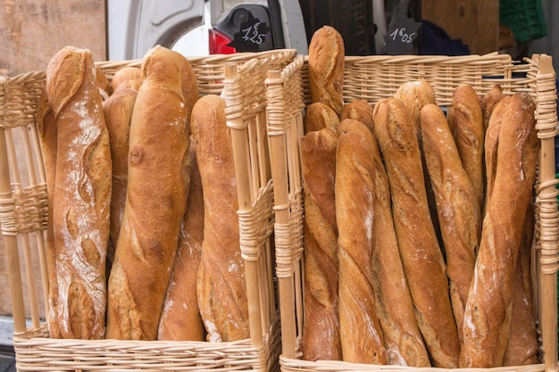 Pão fresco na feira da cidade Padaria no mercado de rua França Pão caseiro Baguetes na cesta