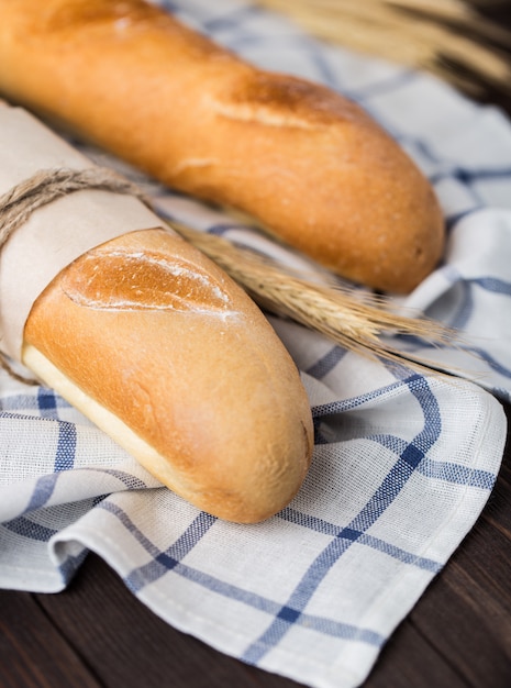 Foto pão fresco na mesa. pão caseiro..