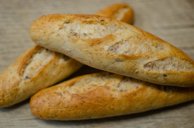 Pão fresco na tábua de carvalho